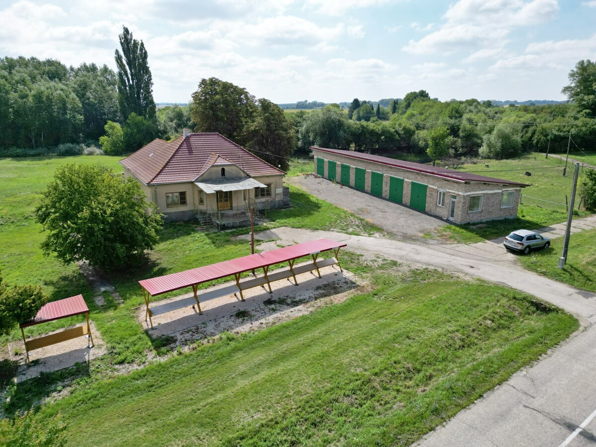NA PREDAJ RODINNÝ DOM S VEDĽAJŠÍMI PRIESTORMI NA 2 HEKTÁROVOM POZEMKU — foto 5