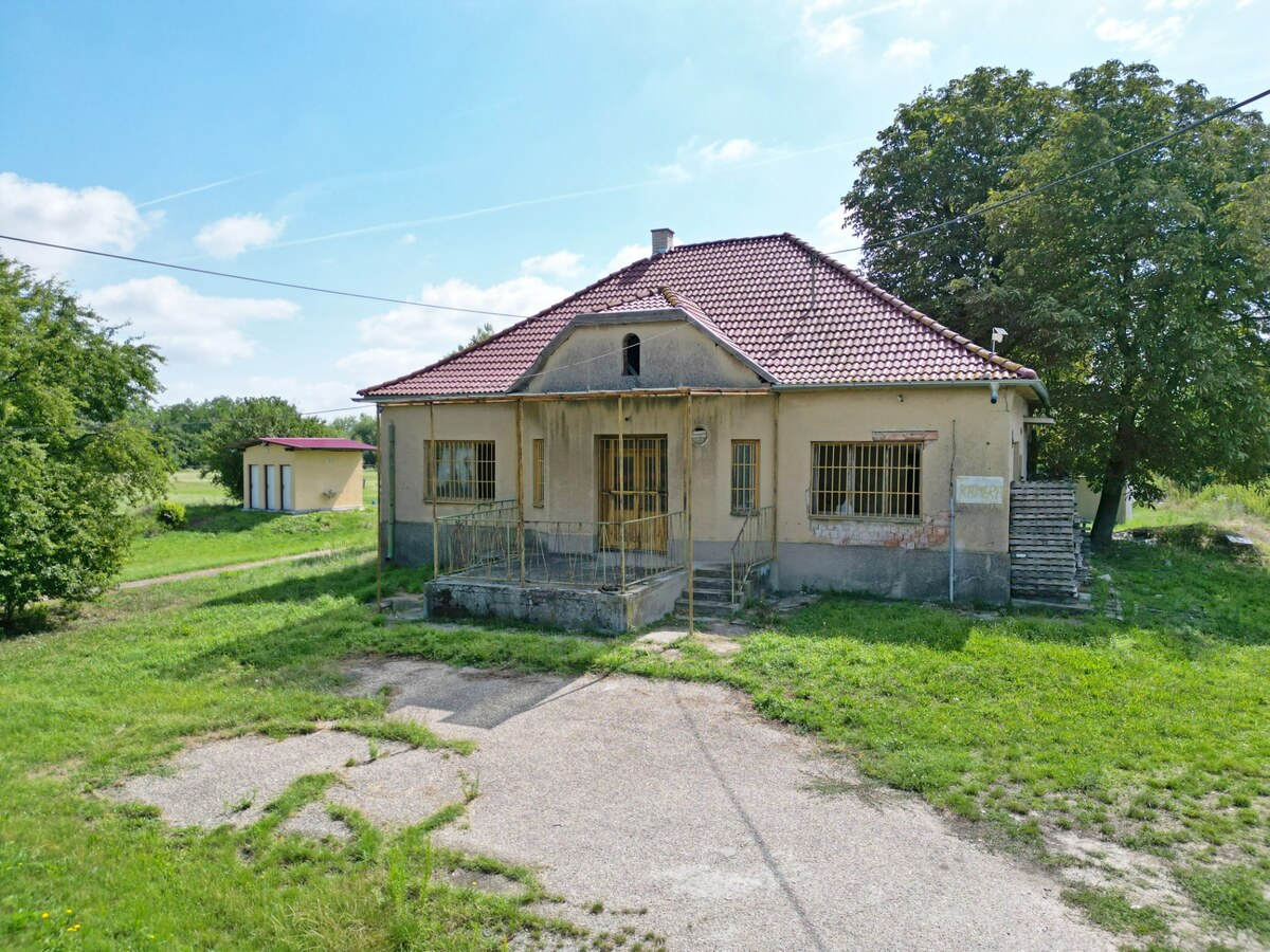 NA PREDAJ RODINNÝ DOM S VEDĽAJŠÍMI PRIESTORMI NA 2 HEKTÁROVOM POZEMKU — foto 6