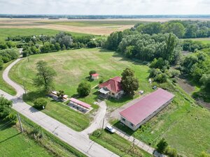 NA PREDAJ RODINNÝ DOM S VEDĽAJŠÍMI PRIESTORMI NA 2 HEKTÁROVOM POZEMKU — foto 1