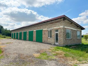 NA PREDAJ RODINNÝ DOM S VEDĽAJŠÍMI PRIESTORMI NA 2 HEKTÁROVOM POZEMKU — foto 12