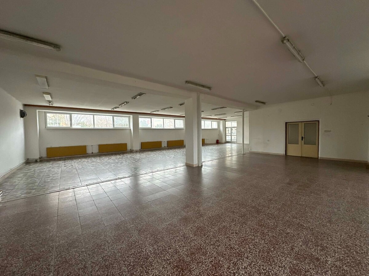 PRENÁJOM : Polyfunkčný komerčný priestor 250 m², Komárno