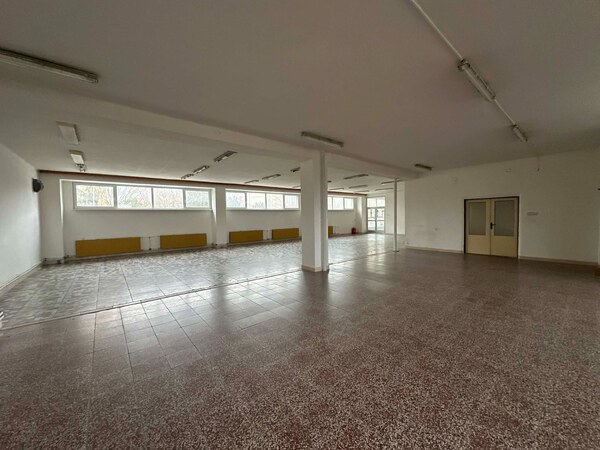 PRENÁJOM : Polyfunkčný komerčný priestor 250 m², Komárno
