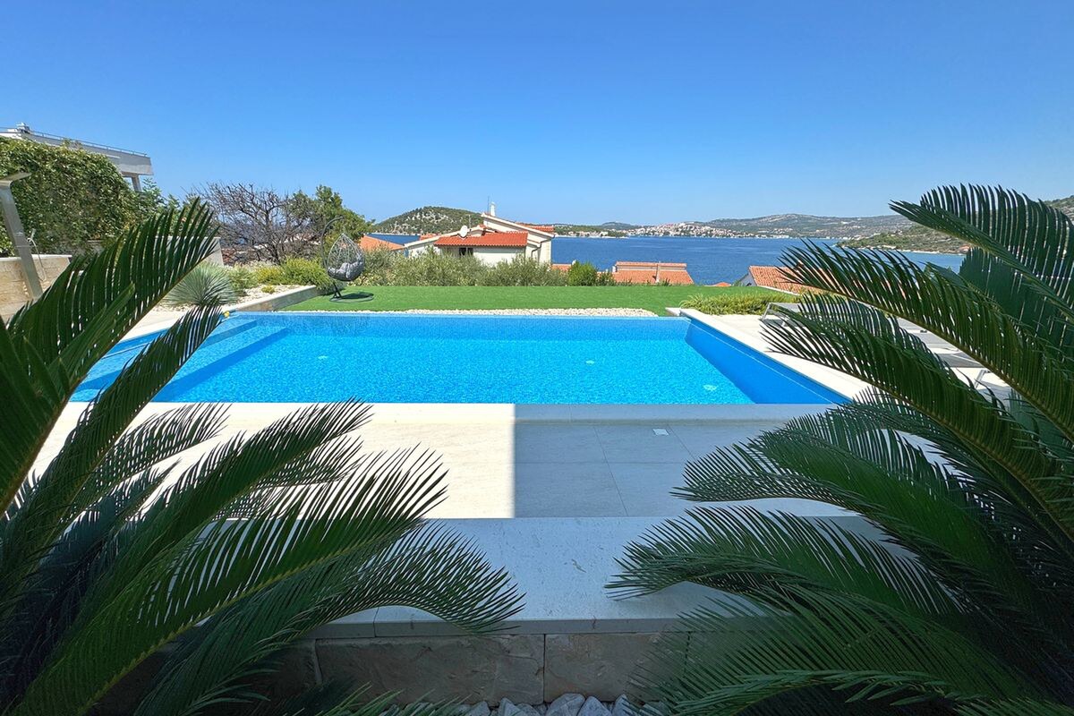 NA PREDAJ novopostavená vila s bazénom /280 m² / Dalmátsko, Rogoznica