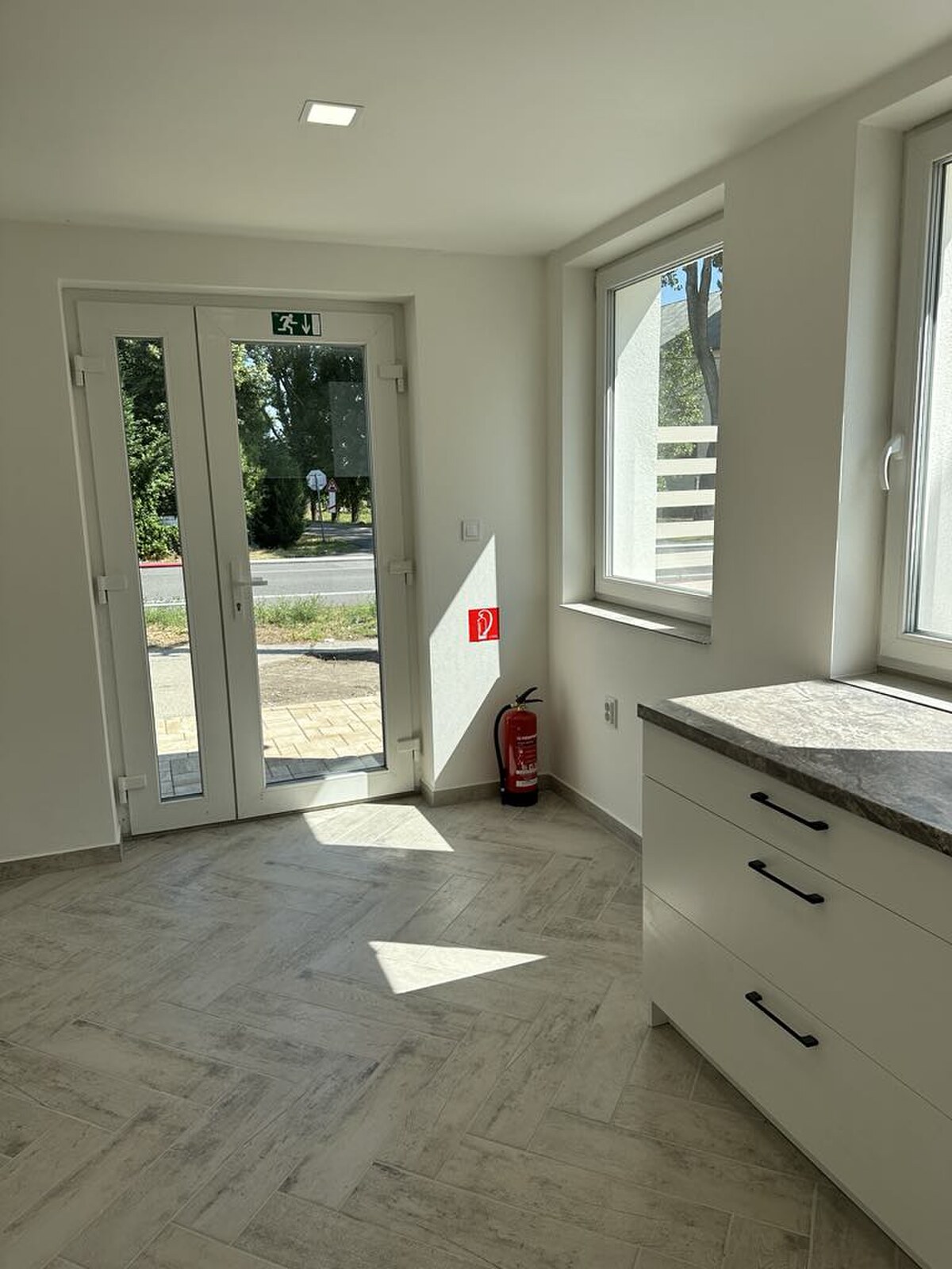 PREDAJ : MODERNÁ POLYFUNKČNÁ BUDOVA NA BÝVANIE AJ PODNIKANIE — foto 10
