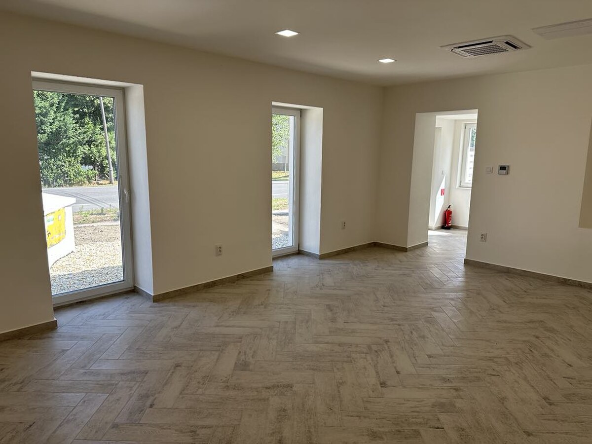 PREDAJ : MODERNÁ POLYFUNKČNÁ BUDOVA NA BÝVANIE AJ PODNIKANIE — foto 13