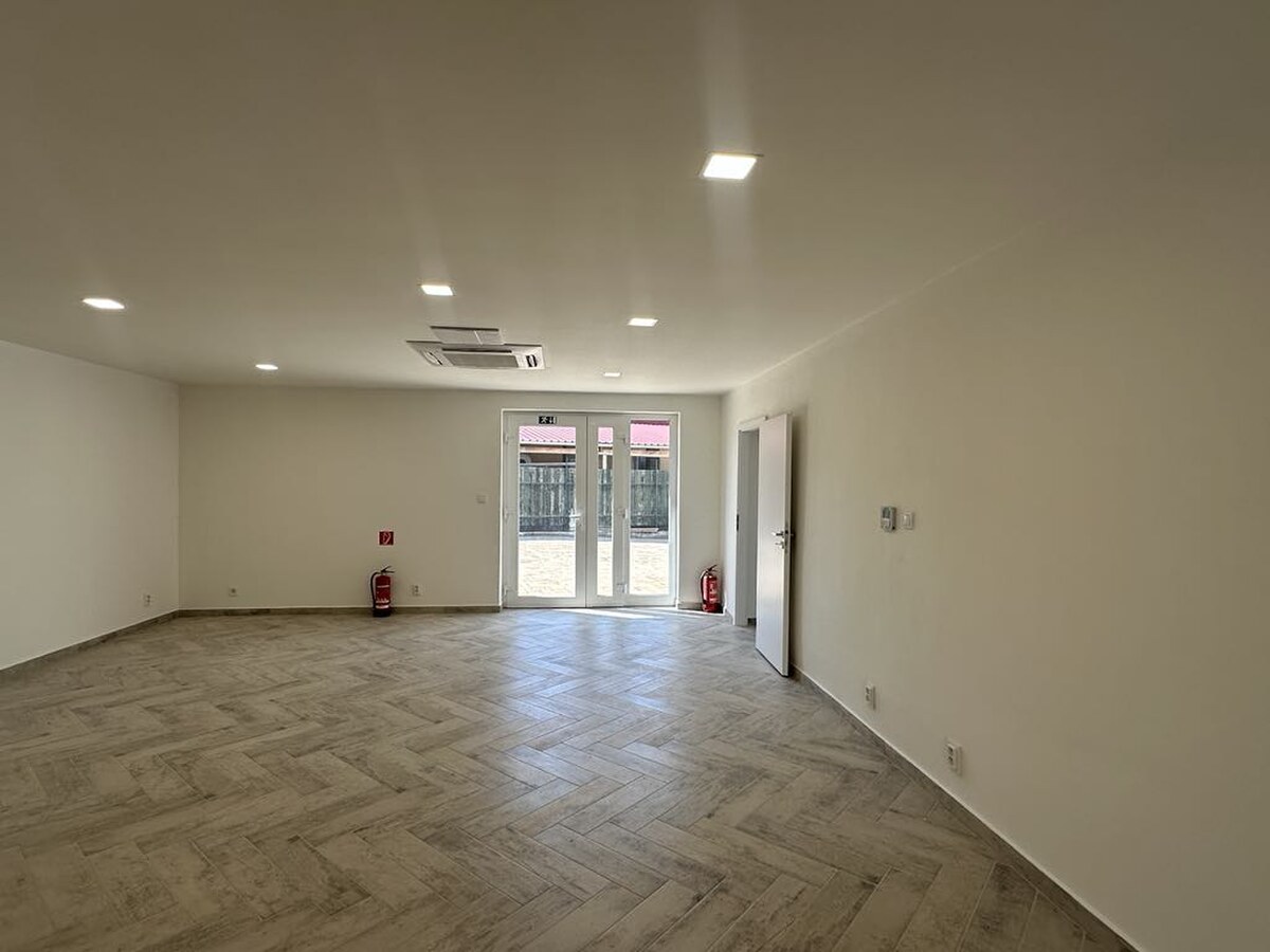 PREDAJ : MODERNÁ POLYFUNKČNÁ BUDOVA NA BÝVANIE AJ PODNIKANIE — foto 4