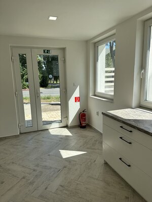 PREDAJ : MODERNÁ POLYFUNKČNÁ BUDOVA NA BÝVANIE AJ PODNIKANIE — foto 10