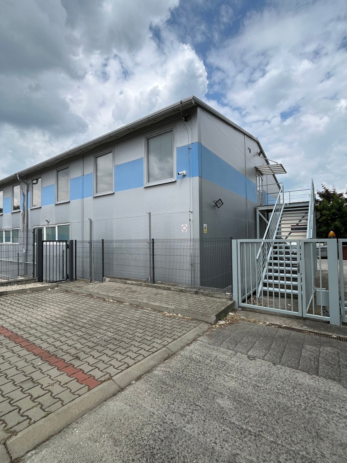 NA PRENÁJOM montovaná hala /270 m2/, A.Jedlika, Komárno