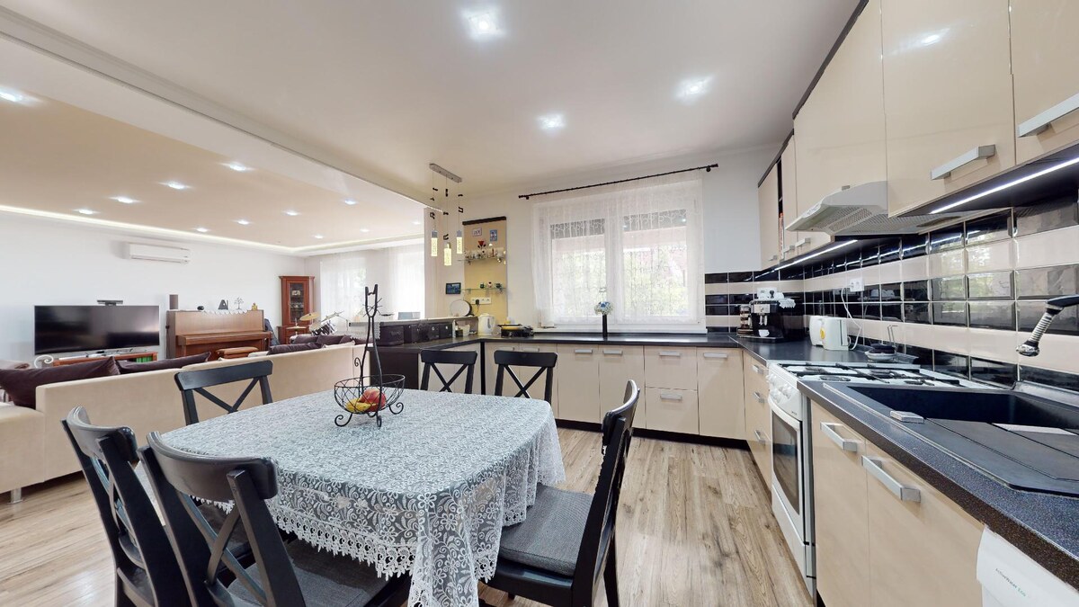 NOVÁ CENA! PREDAJ VEĽKÝ 8 IZBOVÝ RODINNÝ DOM V CENTRE MESTA, KOMÁRNO — foto 5