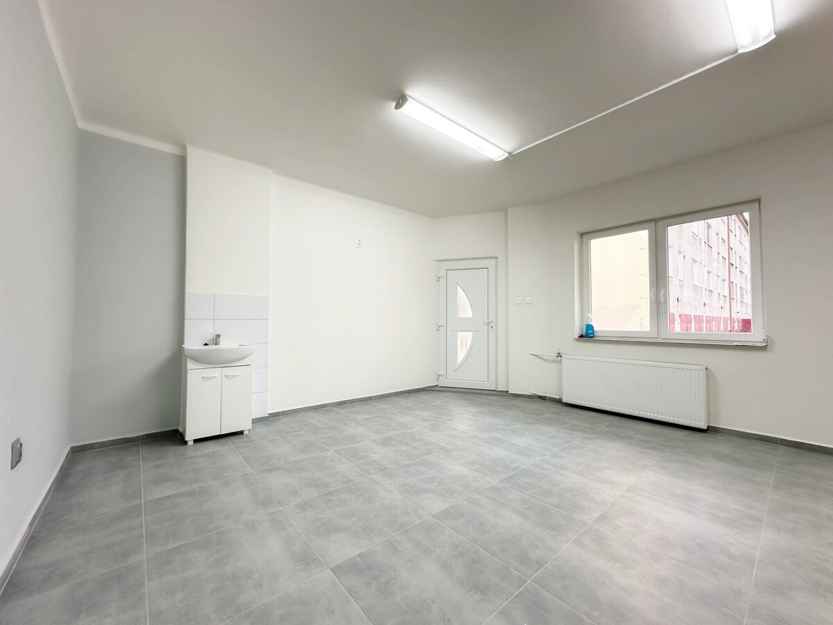 PRENÁJOM: KOMPLETNE ZREKONŠTRUOVANÝ PRIESTOR PRE SLUŽBY, CENTRUM