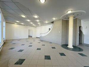 PRENÁJOM - OBCHODNÝ PRIESTOR NA FREKVENTOVANEJ ULICI V KOMÁRNE — foto 2