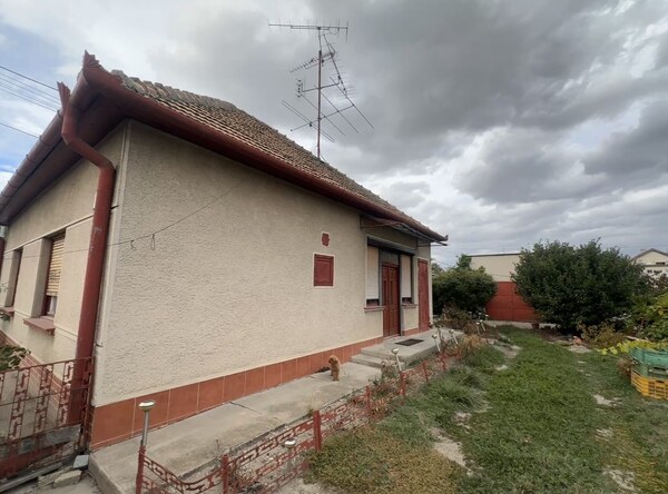 RODINNÝ DOM SO STAVEBNÝM POZEMKOM, KOLÁROVO