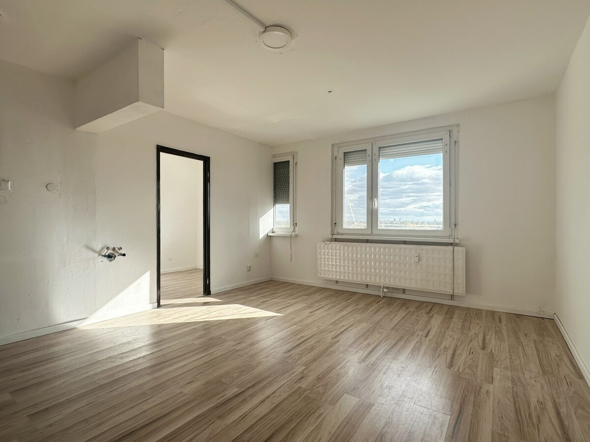 NA PREDAJ ČIASTOČNE ZREKONŠTRUOVANÝ 1 IZBOVÝ BYT, BAURING, KOMÁRNO — foto 2