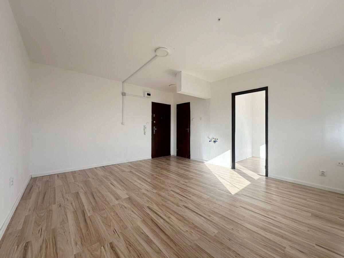 NA PREDAJ ČIASTOČNE ZREKONŠTRUOVANÝ 1 IZBOVÝ BYT, BAURING, KOMÁRNO — foto 7