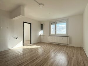 NA PREDAJ ČIASTOČNE ZREKONŠTRUOVANÝ 1 IZBOVÝ BYT, BAURING, KOMÁRNO — foto 2