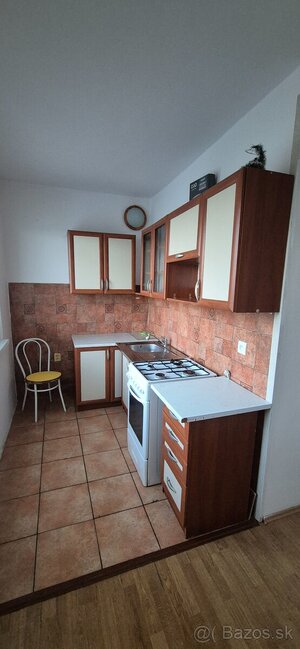PREDAJ : Útulný 1 izbový byt s krásnym výhľadom blízko centra Komárna — foto 1