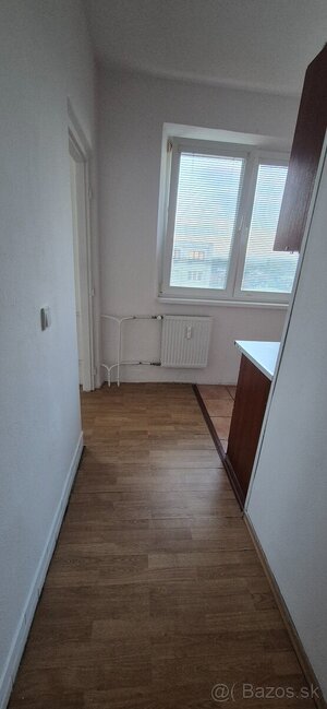 PREDAJ : Útulný 1 izbový byt s krásnym výhľadom blízko centra Komárna — foto 4