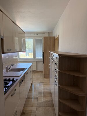 PREDAJ: rekonštruovaný 3 izb.byt s lodžiou na ul. Tulská - B. Bystrica — foto 1
