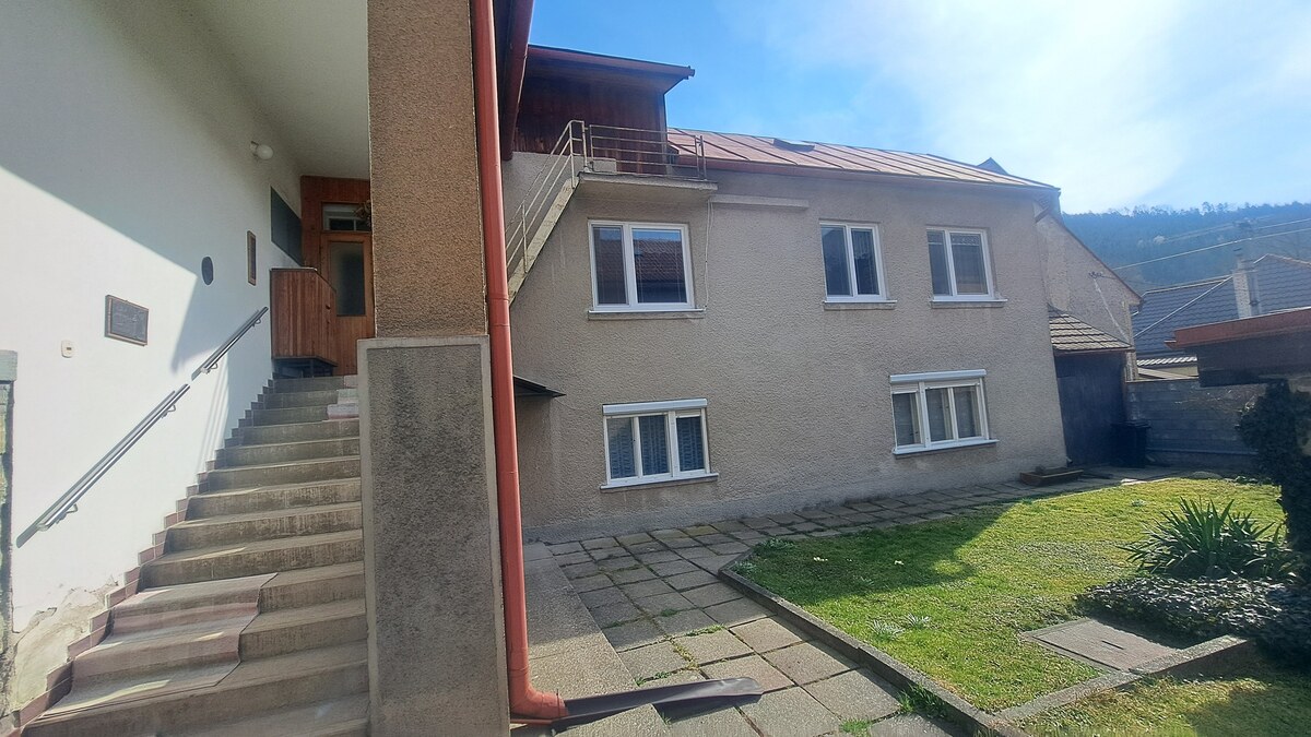 OKAMŽITE OBÝVATEĽNÝ RODINNÝ DOM, pozemok 290m2,  MEDZIBROD