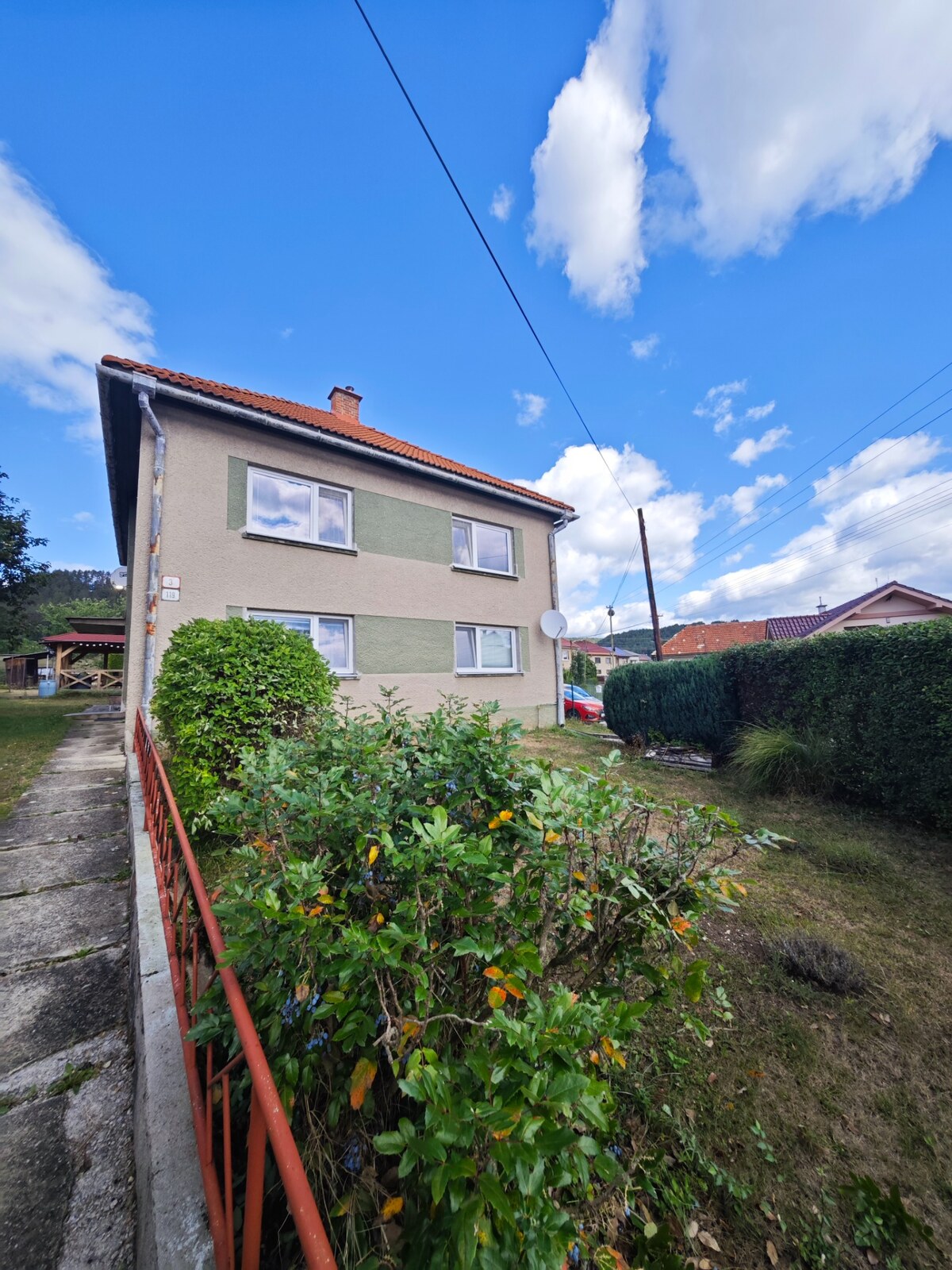 PRIESTRANNÝ RODINNÝ DOM PO REKONŠTRUKCII s pozemkom 1.113 m² — foto 2