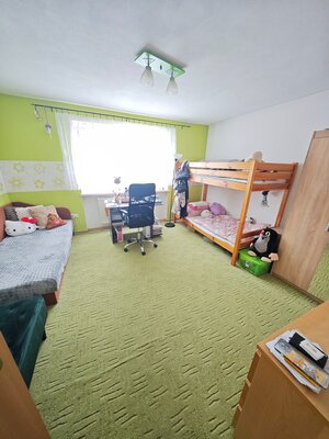 PRIESTRANNÝ RODINNÝ DOM PO REKONŠTRUKCII s pozemkom 1.113 m² — foto 8