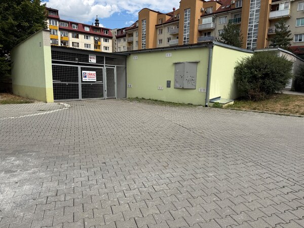Prenájom garáže v centre Púchova- pri pešej zóne