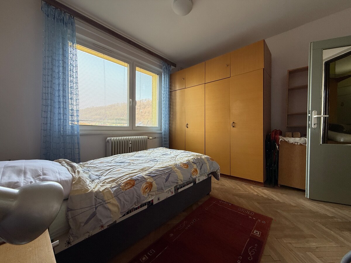 NA PREDAJ 3-IZBOVÝ BYT V PÚCHOVE – 70 m² | POKOJNÁ LOKALITA | BALKÓN — foto 10