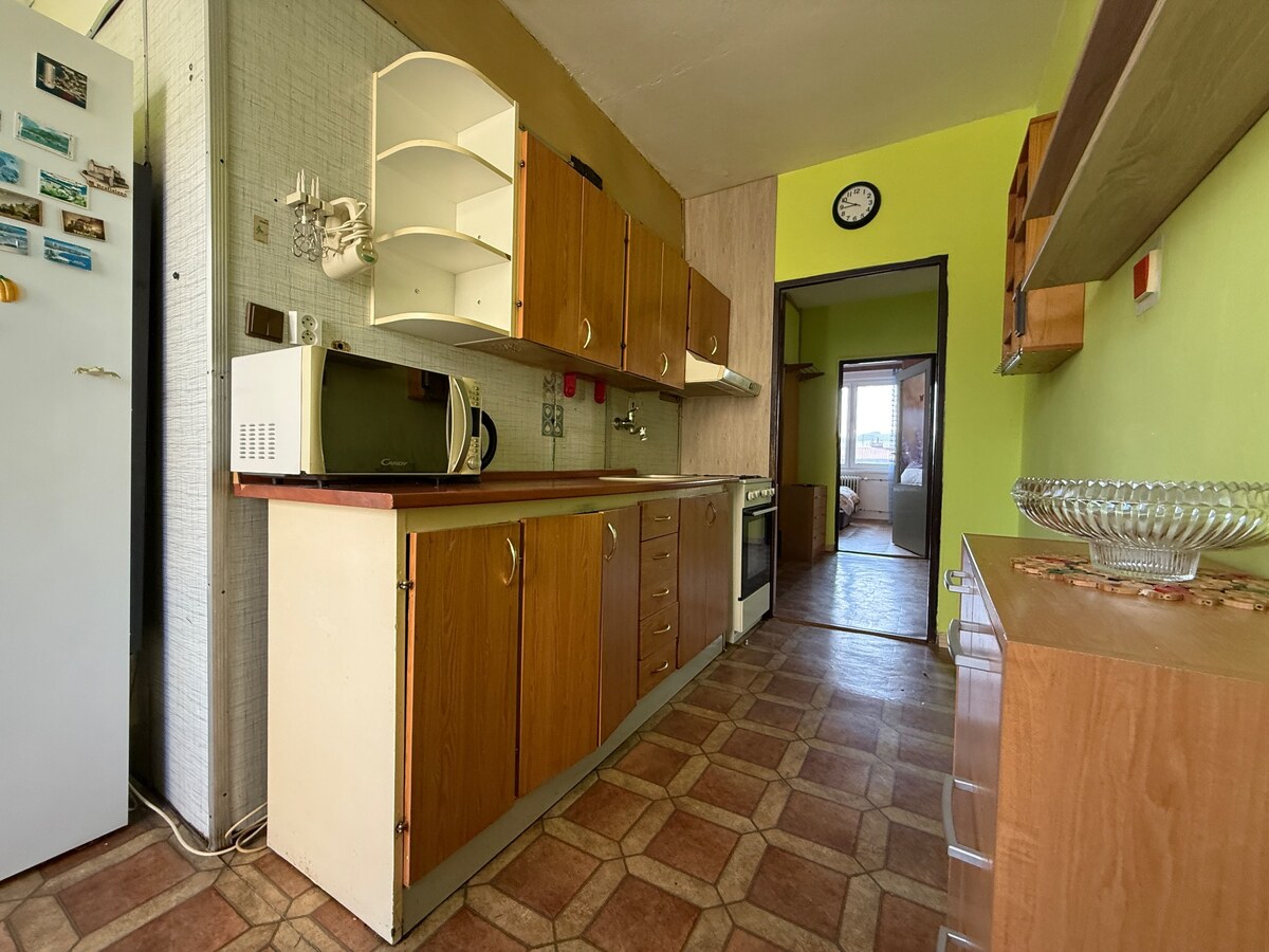 NA PREDAJ 3-IZBOVÝ BYT V PÚCHOVE – 70 m² | POKOJNÁ LOKALITA | BALKÓN — foto 4