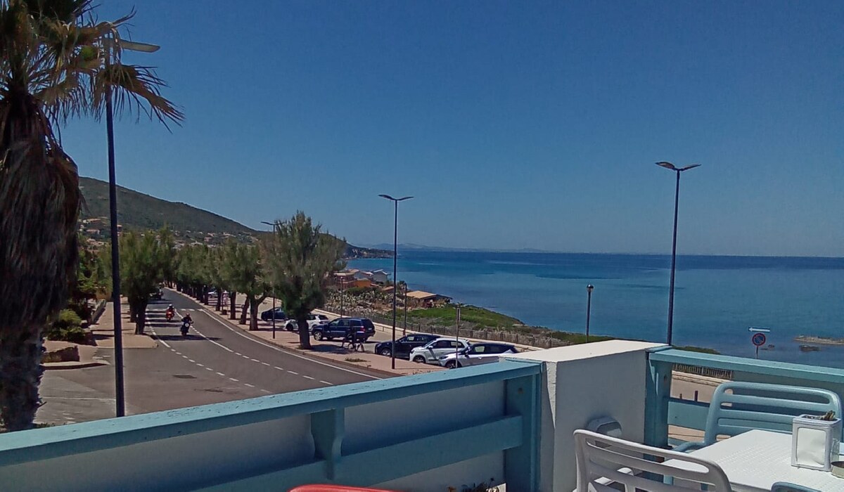 Výhodný zariadený apartmán, 2+kk, 57m2, 130m od pláže, Sardínia