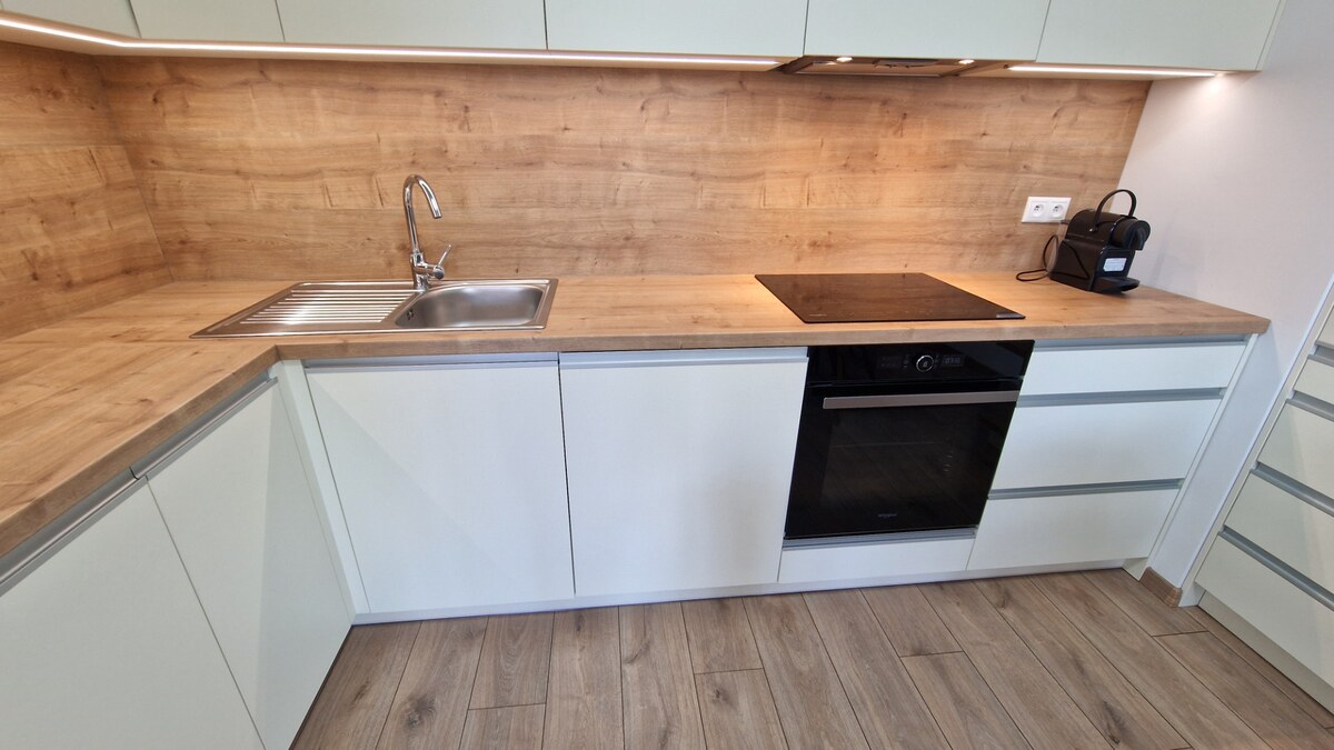 Exkluzívne 2 izbový byt POPRAD Karpatská, s garaž. st., balkón, 58 m2 — foto 7