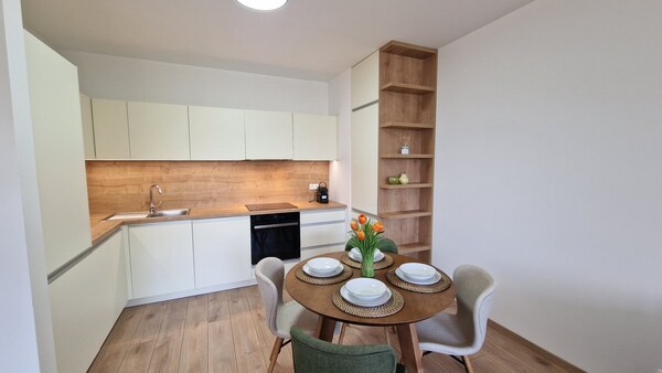 Exkluzívne 2 izbový byt POPRAD Karpatská, s garaž. st., balkón, 58 m2