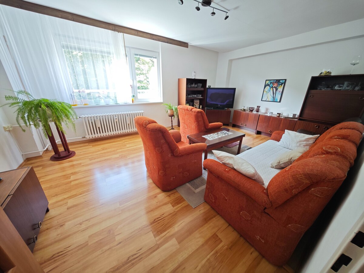 Rezervované: Priestranný 2 izbový byt 74m2 v dobrom stave Harmanec — foto 11