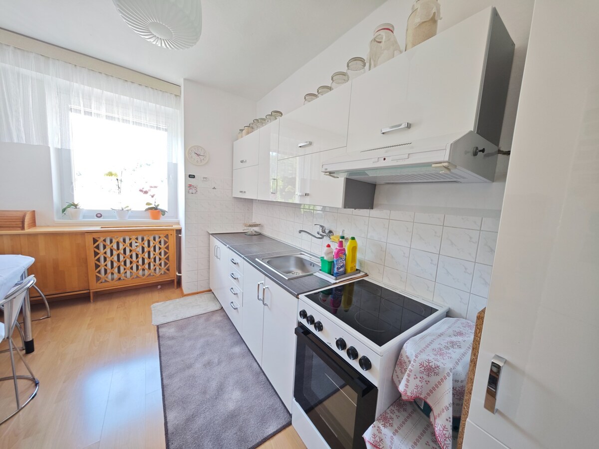Rezervované: Priestranný 2 izbový byt 74m2 v dobrom stave Harmanec — foto 3