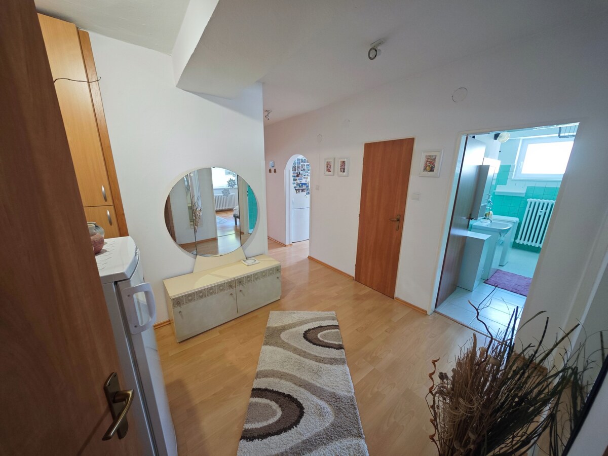 Rezervované: Priestranný 2 izbový byt 74m2 v dobrom stave Harmanec — foto 6