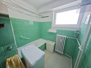 Rezervované: Priestranný 2 izbový byt 74m2 v dobrom stave Harmanec — foto 13