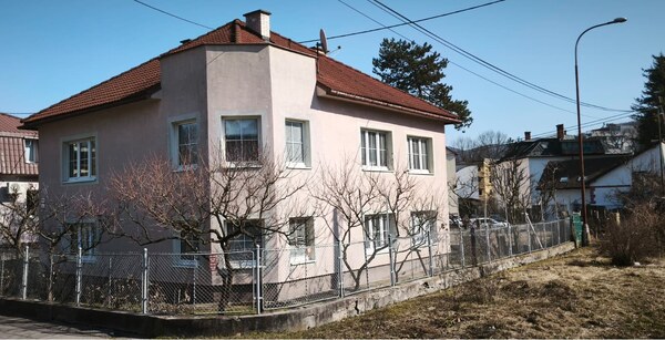 VEĽKÝ RODINNÝ DOM pre VEĽKÚ RODINU - CENTRUM BB - MESTSKÝ PARK