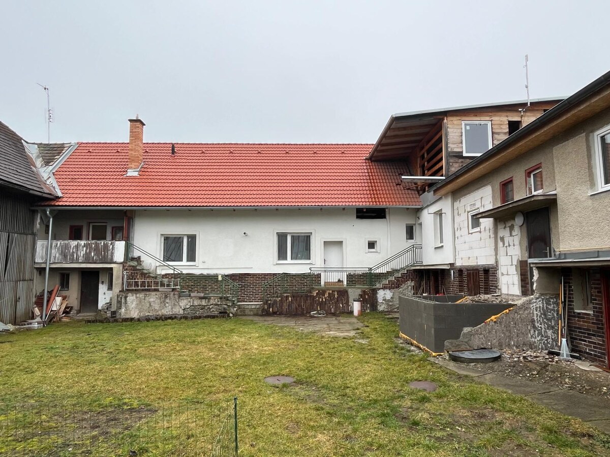NA PREDAJ: Veľký dom - 3 byty, pivnica, dielňa, sklad, pozemok — foto 3