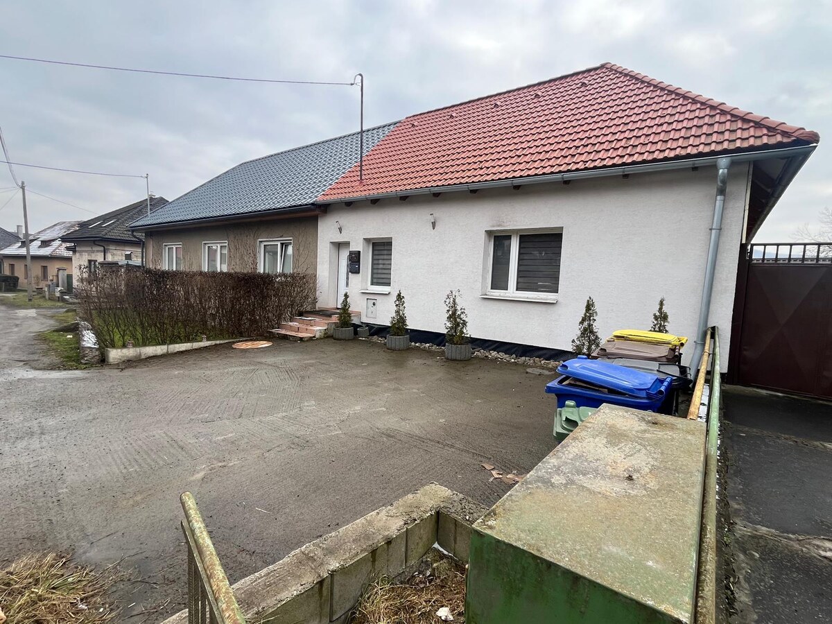NA PREDAJ: Veľký dom - 3 byty, pivnica, dielňa, sklad, pozemok — foto 5