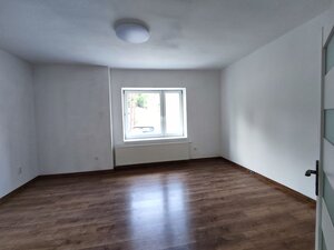NA PREDAJ: Veľký dom - 3 byty, pivnica, dielňa, sklad, pozemok — foto 14
