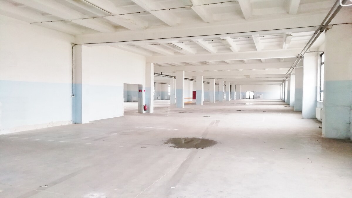PREDAJ: Kancelárie + Hala, 2.050 m2, pozemok 6120 m2, Vrútky