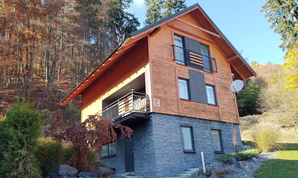 NOVOSTAVBA: 6-izbová CHATA, VL pozemok 484 m2 v Martine