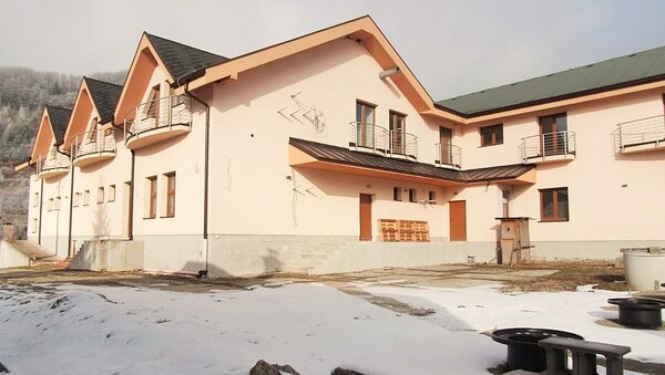Penzión pred dokončením, 1250m2, 17 izieb, pozemok 1705m2, Zliechov