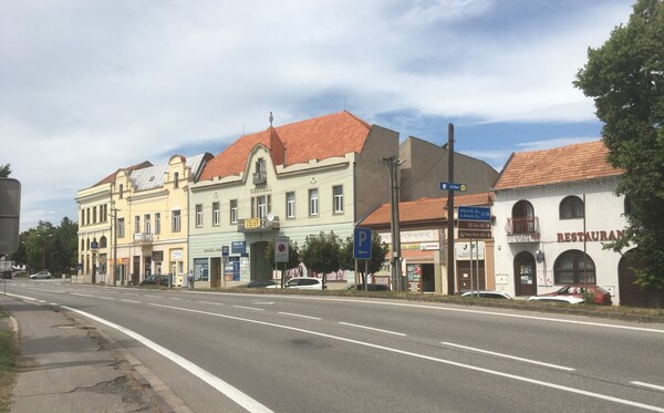 HISTORICKÁ BUDOVA / DOM - OBCHODY a BYTY v centre mesta Šahy