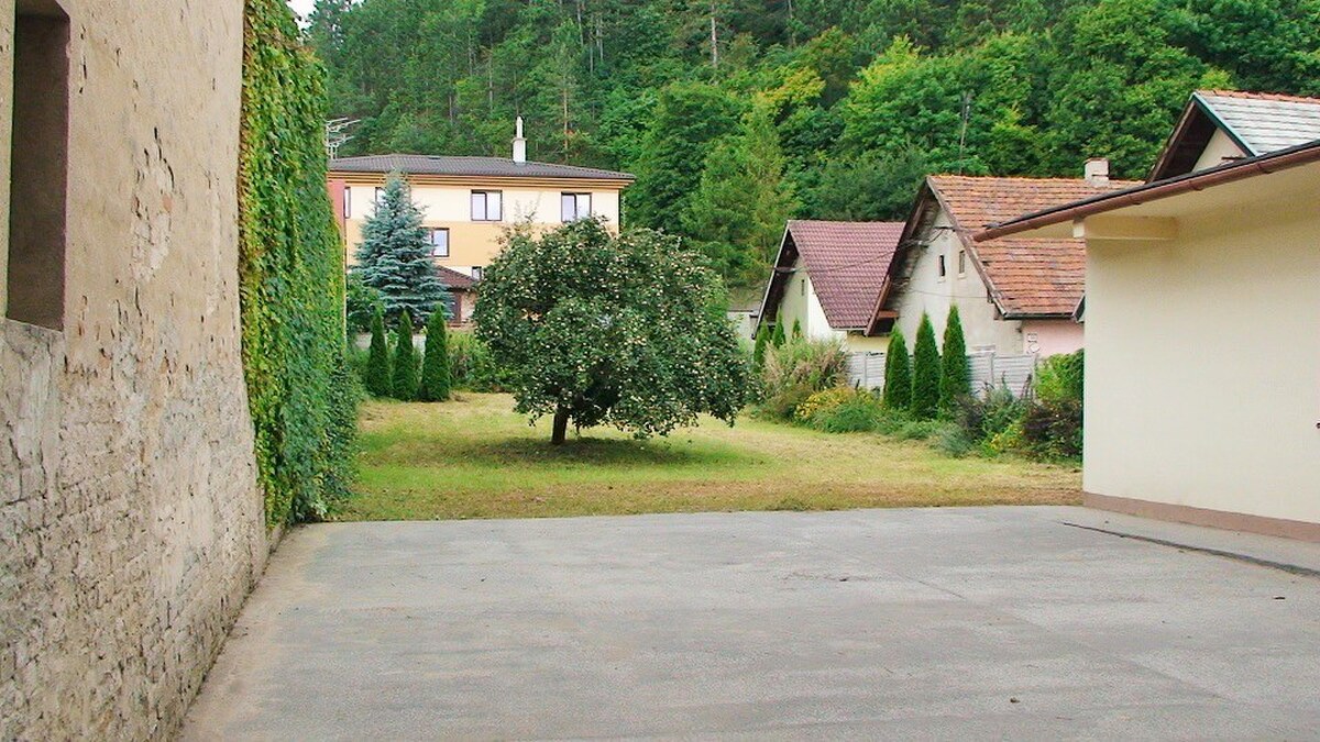 IBA U NÁS! Ubytovňa s veľkým pozemkom, Gen. M. R. Štefánika, Trenčín — foto 4