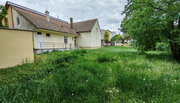 IBA U NÁS! Stavebný pozemok s domom v centre mesta, 745m2, Trenčín