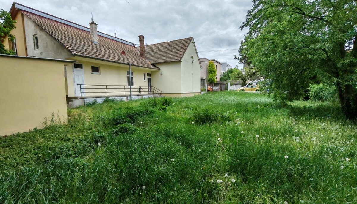 IBA U NÁS! Stavebný pozemok s domom v centre mesta, 745m2, Trenčín