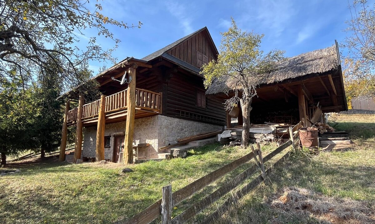 LUXUSNÝ ZRUB VENDELÍN - drevo + kameň, pozemok 3308 m2, NOVÁ BAŇA