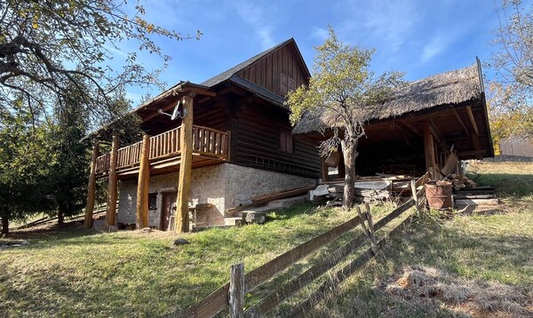 LUXUSNÝ ZRUB VENDELÍN - drevo + kameň, pozemok 3308 m2, NOVÁ BAŇA