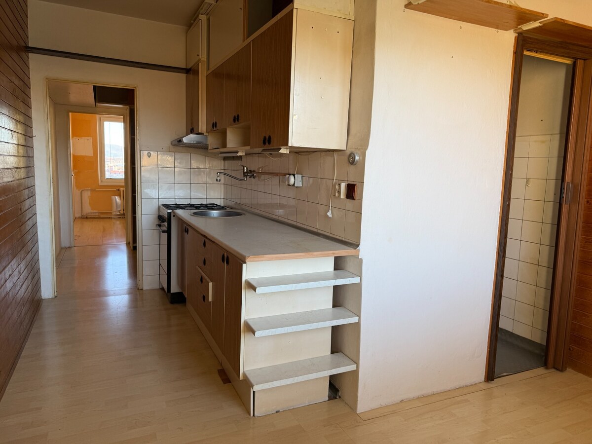 PREDAJ: 2,5 - izb. byt s loggiou 70 m2, ul. Slnečná, Fončorda - B. B. — foto 3