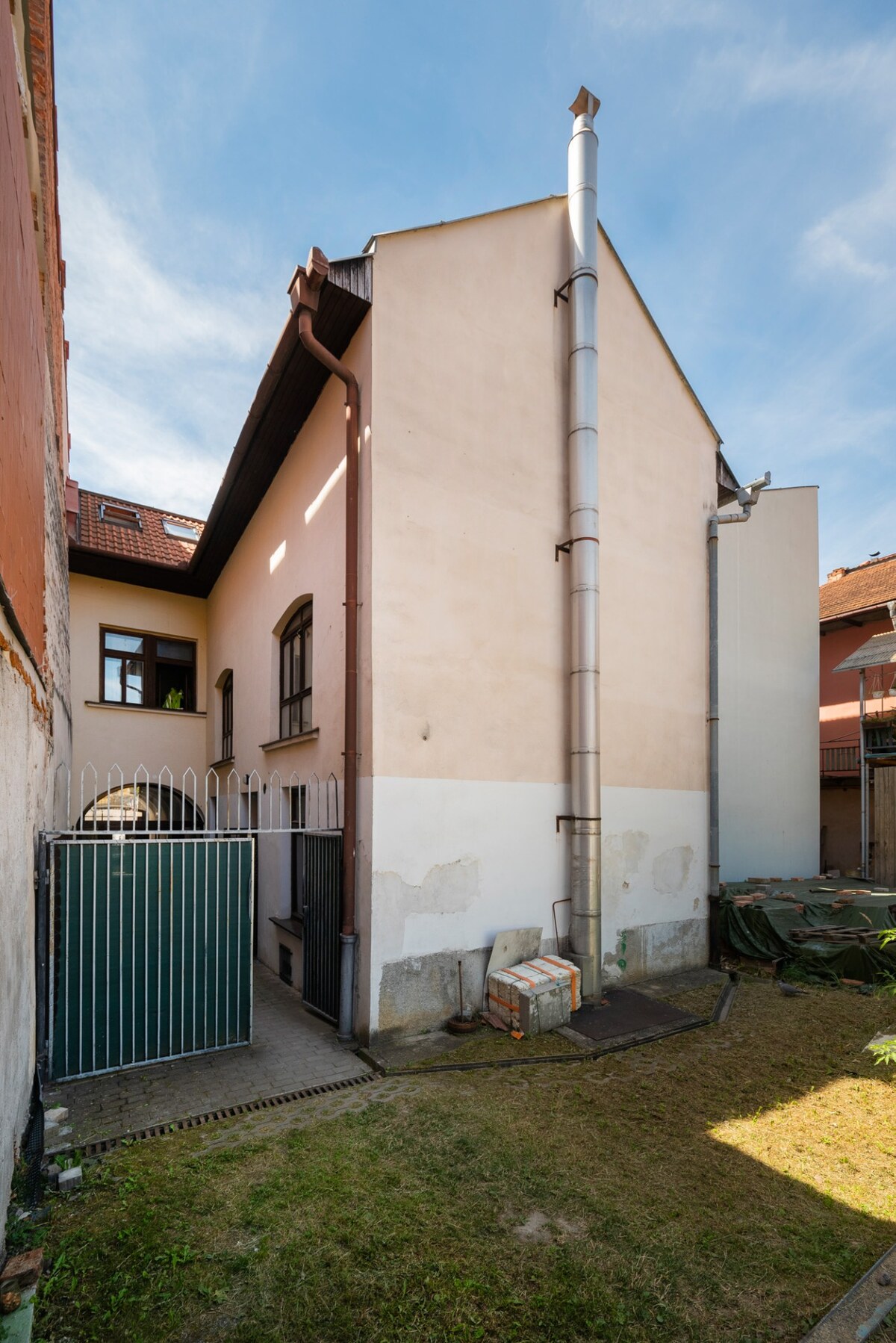 NA PREDAJ BUDOVA na ul. SLOVENSKÁ s prenajatými PRIESTORMI. — foto 19